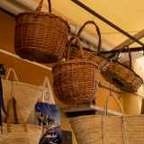 ...e quelli con il manico ma pi� e larghi e tondeggianti, spesso accompagnati da un coperchio (i classici cestini)